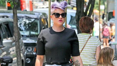 Kelly Osbourne surrounded by naked model for photoshoot